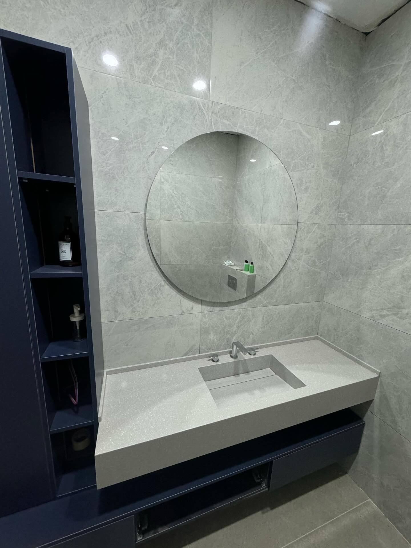 Rezidans projesi için özel ölçü akrilik banyo tezgahı