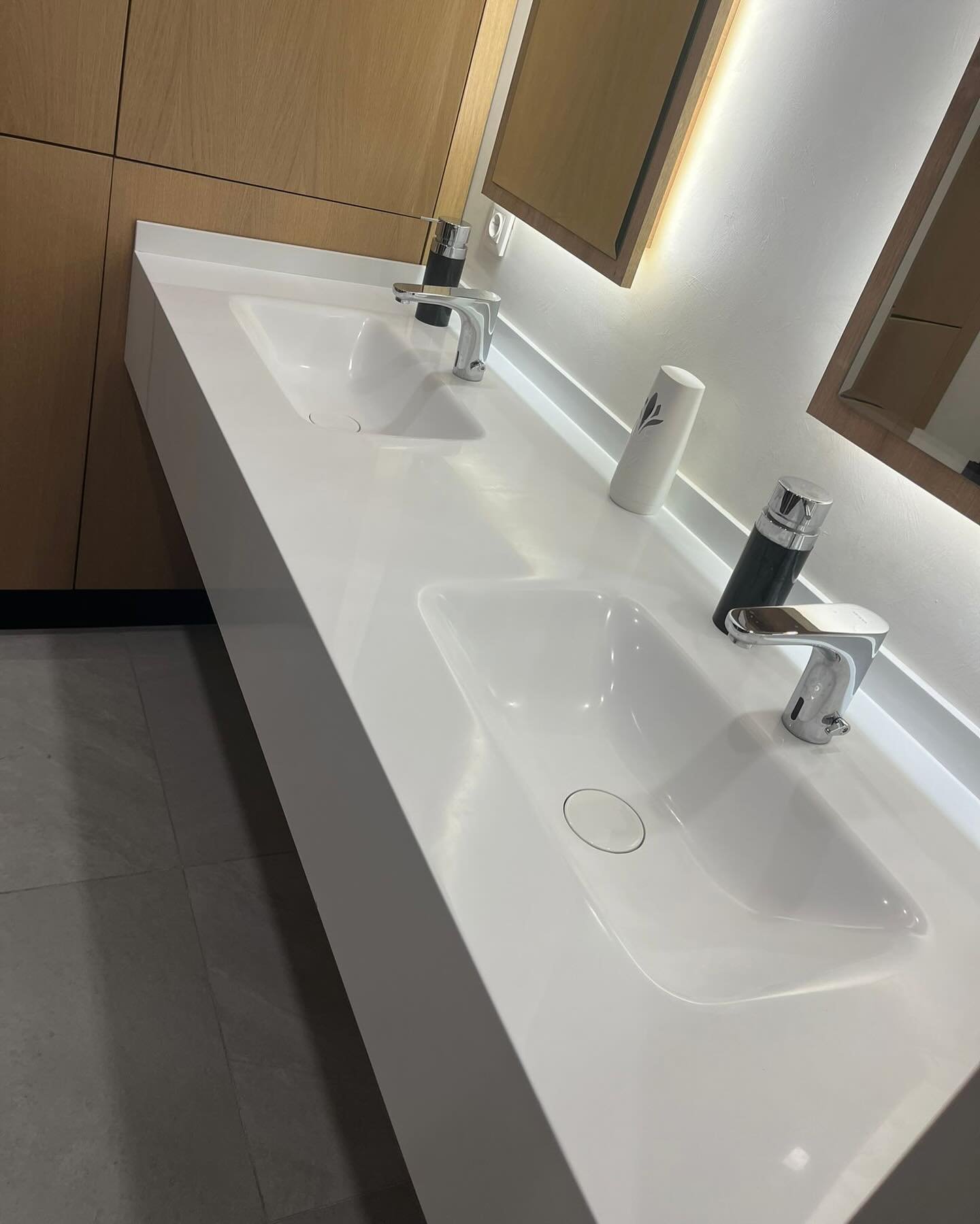 Ofis için tasarlanan akrilik lavabo ünitesi